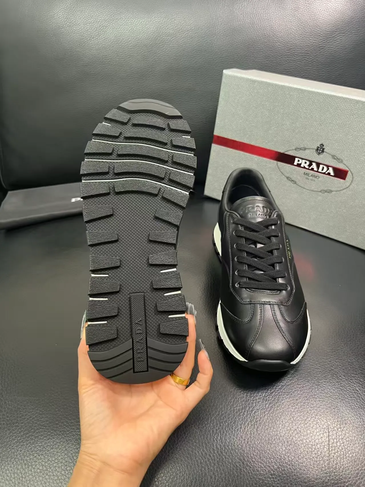 P440 Yuan 38-45 Prada Prada’s new men’s leather sneakers, the highest version on the market, any comparison is welcome🆚! The original leather has excellent texture and is super high-end! Fetal sheep net lining imported from Italy, removable pad! Luxurious materials and fine workmanship, highly recommended!
